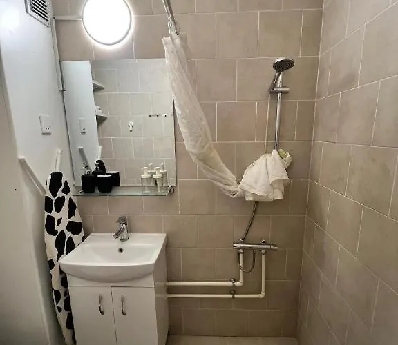 Your Cozy - Just Minutes From Airport Apartment