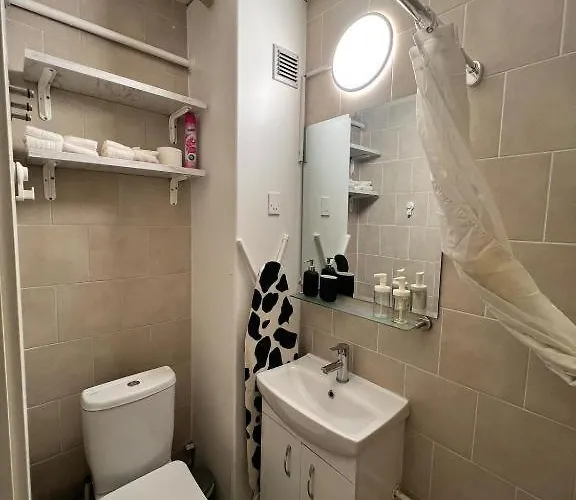 Your Cozy - Just Minutes From Airport Apartment