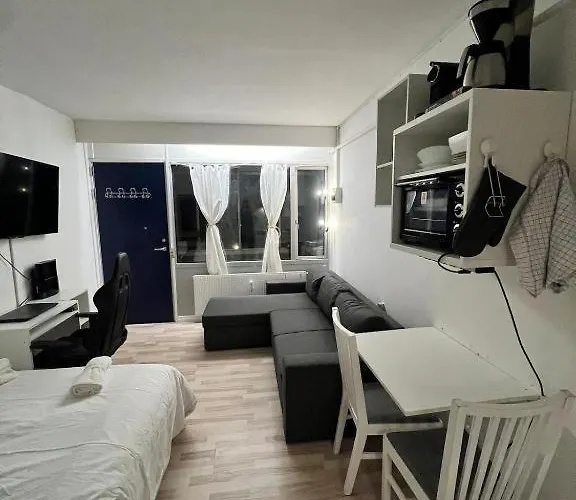 Apartment Your Cozy - Just Minutes From Airport